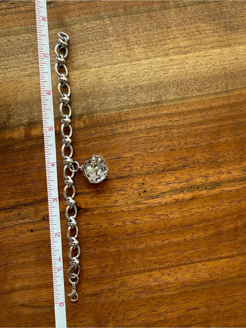 ChaneI Silver-Tone Charm Link Bracelet with Silver Clam Shell of Embellishments. - Picture 6 of 7
